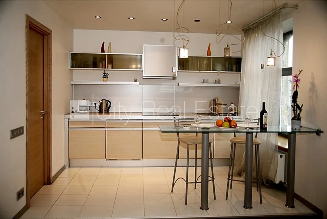 Renovēta māja, ir lifts, kāpņu telpa pēc kapitālā remonta, logi vērsti uz ielas pusi, — bilde 4