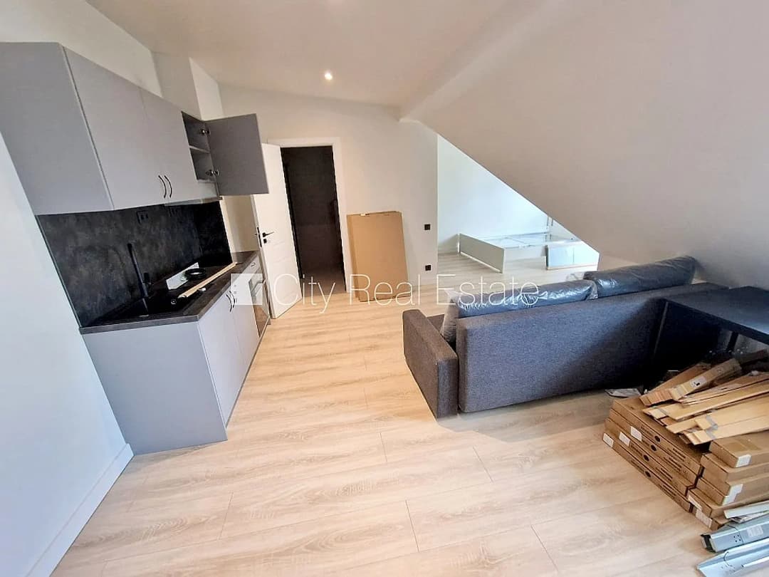 Fasādes māja, renovēta māja, slēgts pagalms, ieeja no ielas, mansards, ir lifts, kāpņu telpa — vēl bildes
