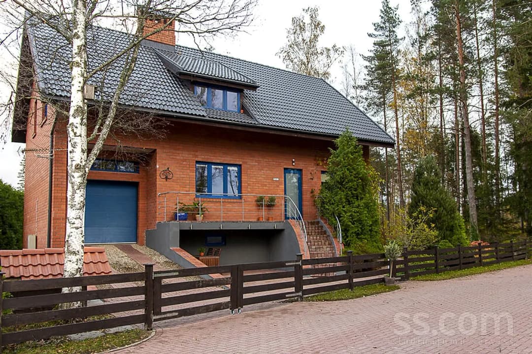 Piecistabu māja — Mūri, Saulkrasti
