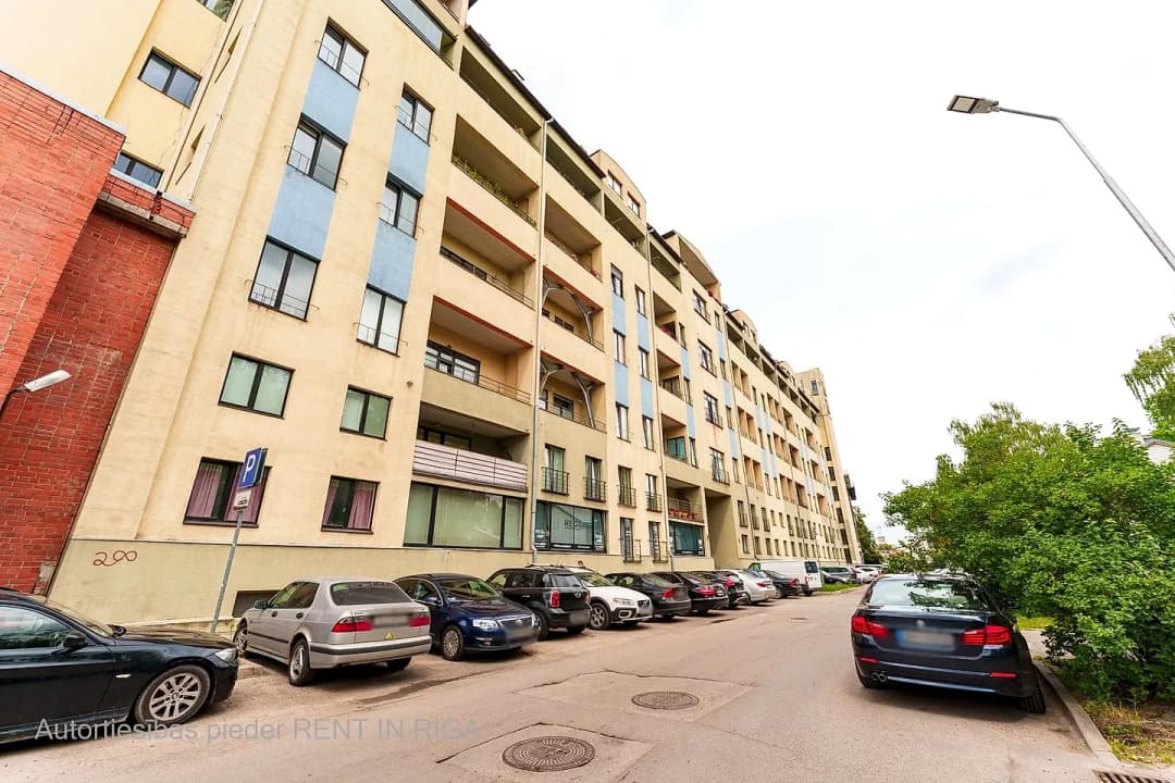 Dārzaugļu 1, Centrs