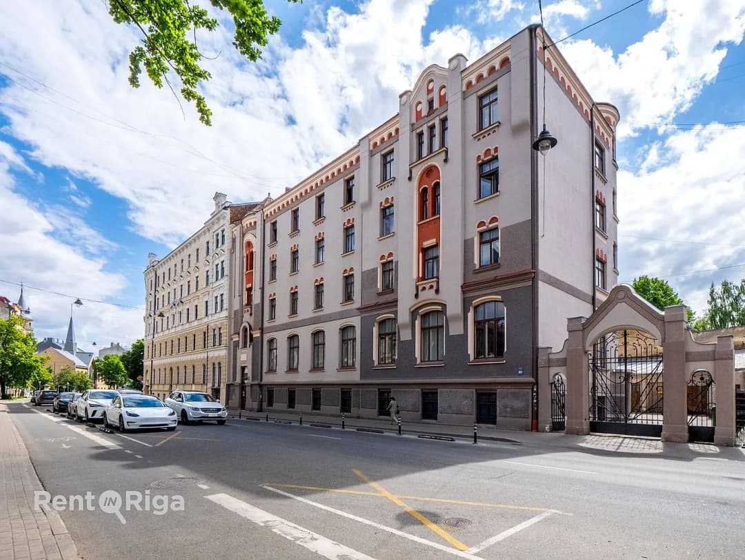 Lāčplēša 60, Centrs