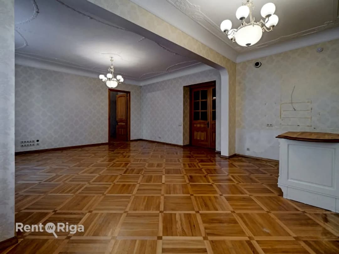 Elegants 4-istabu dzīvoklis Baznīcas ielā Pārdod plašu, gaišu un saulainu 4-istabu dzīvokli — bilde 3