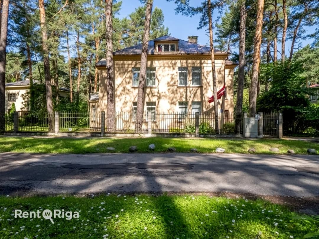 Eleganta mūra privātmāja vienā no pieprasītākajām Rīgas apkaimēm Mežaparkā. Īpašums