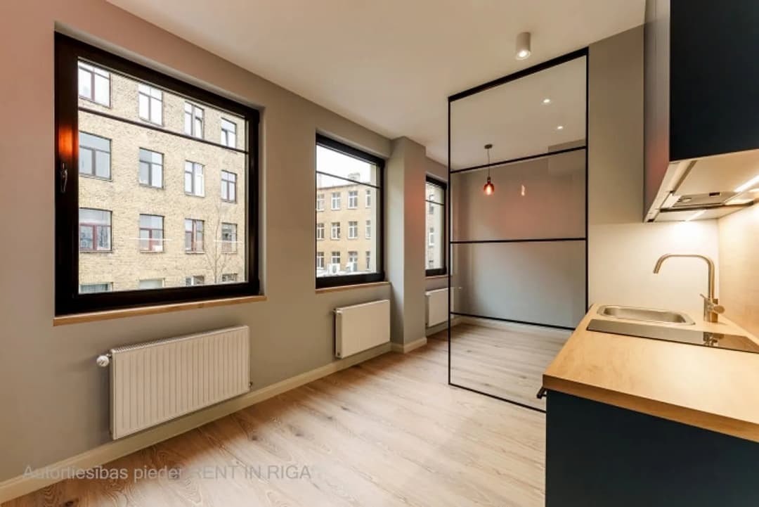 Elegants un kvalitatīvi izveidots dzīvoklis vienā no visstraujāk attīstošajām Rīgas centra — bilde 2