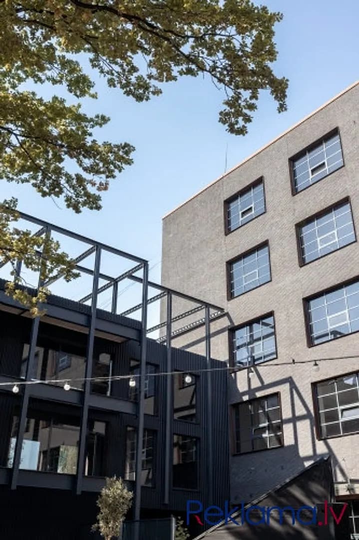 Unikāls birojs urbānajā vidē ar stiklotām sienām uz abām pusēm. Kopējā platība — vēl bildes