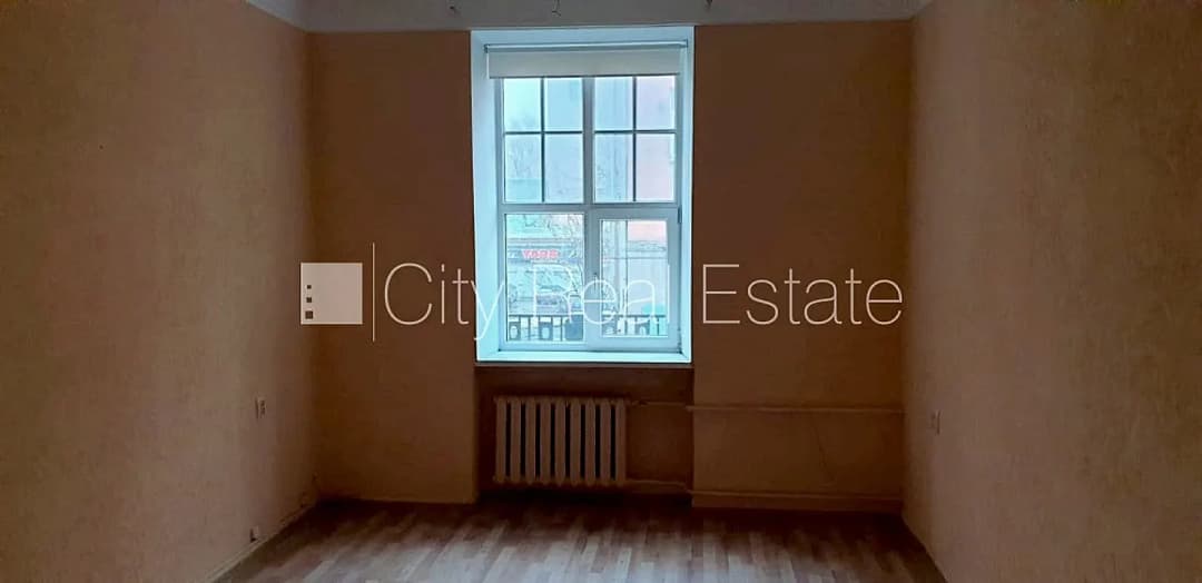 Fasādes māja, renovēta māja, ieeja no ielas, ir lifts, kāpņu telpa pēc kapitālā remonta, — bilde 3
