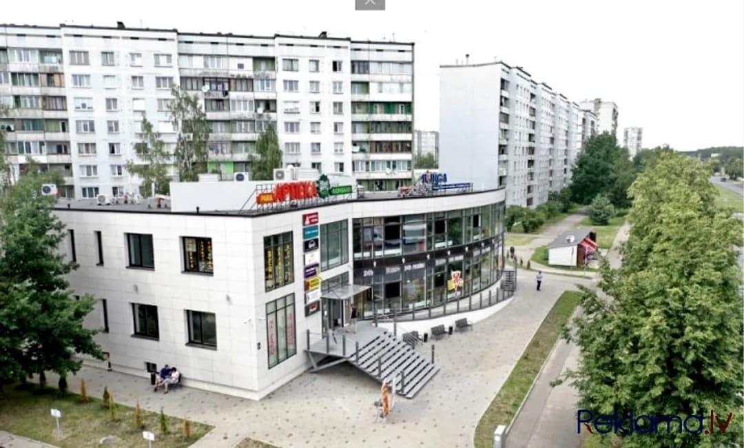 Veikala telpas tirdzniecības centrā, + Centrs atrodas ļoti aktīvā vietā; + telpas ir