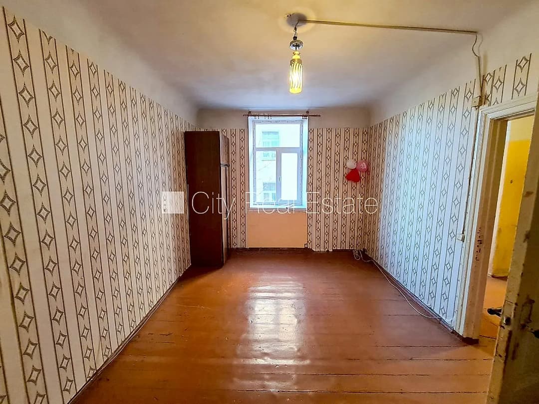 Pagalma ēka, slēgts pagalms, ieeja no pagalma, logi vērsti uz pagalma pusi, viena istaba