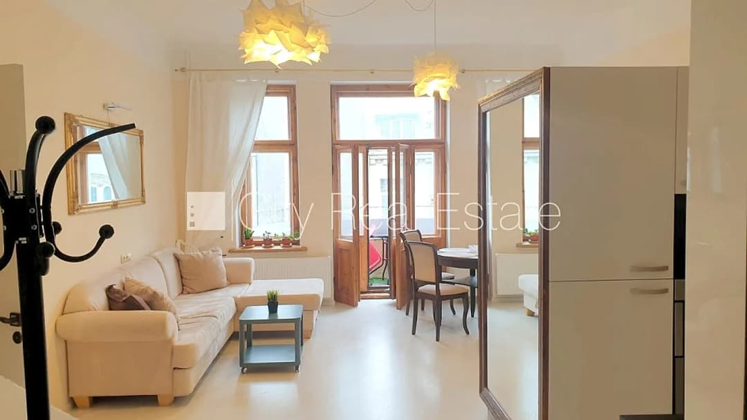 Fasādes māja, renovēta māja, ieeja no ielas, ir lifts, kāpņu telpa pēc kosmētiskā remonta,