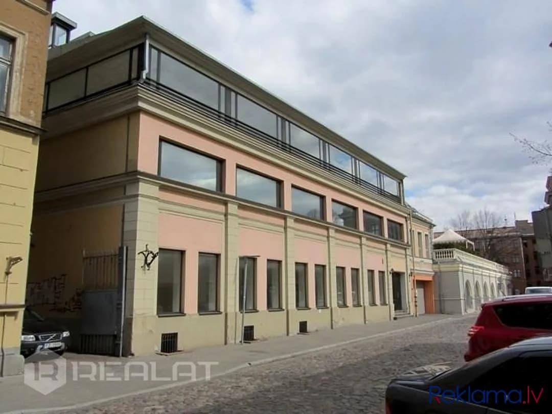 Biroju ēka Vecrīgā. Nekustamais īpašums sastāv no divām savstarpēji savienotām piecu un