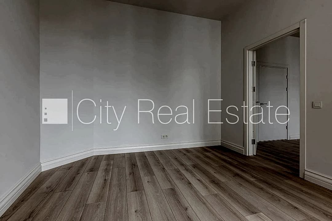 Projekts - Tal Residence, zeme īpašumā, rindu māja, monolīta betona sienas, pagrabstāvā — vēl bildes
