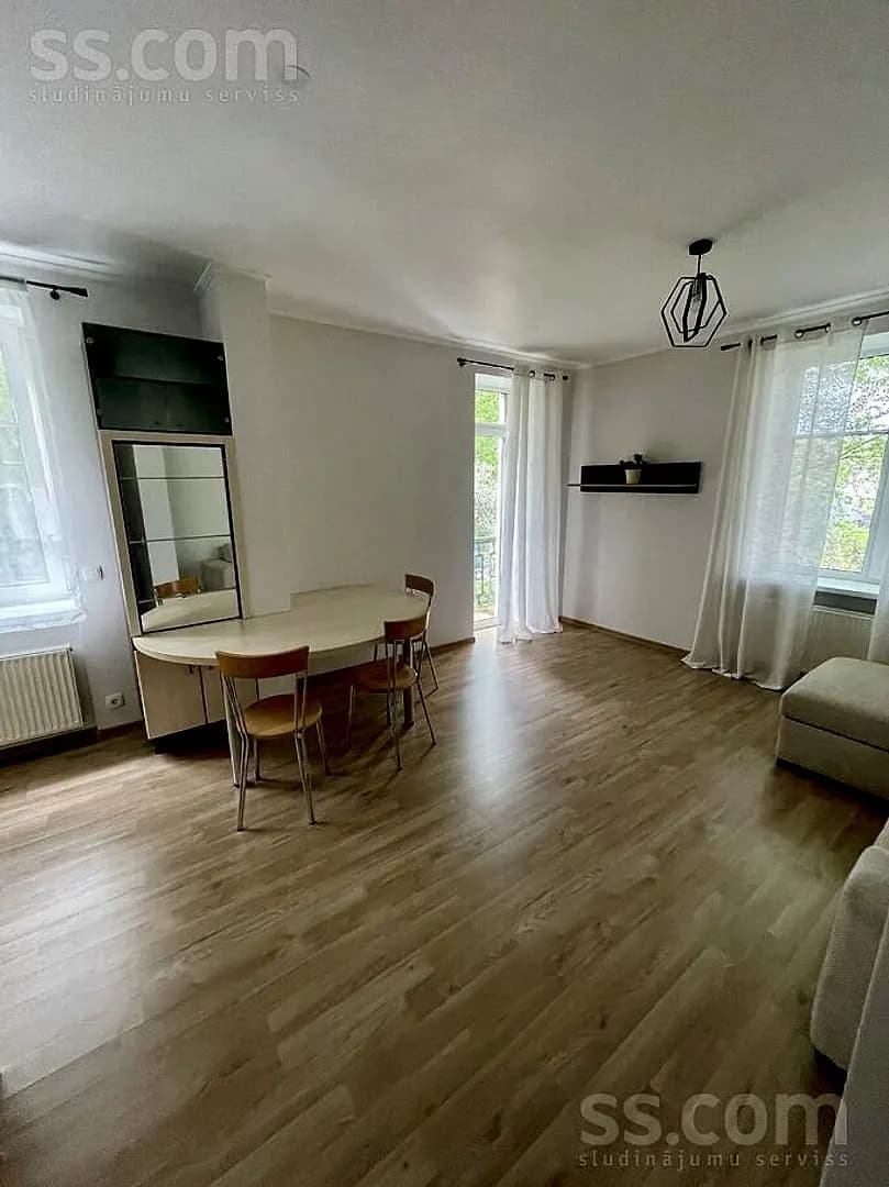 Trīsistabu dzīvoklis — Viestura iela 27