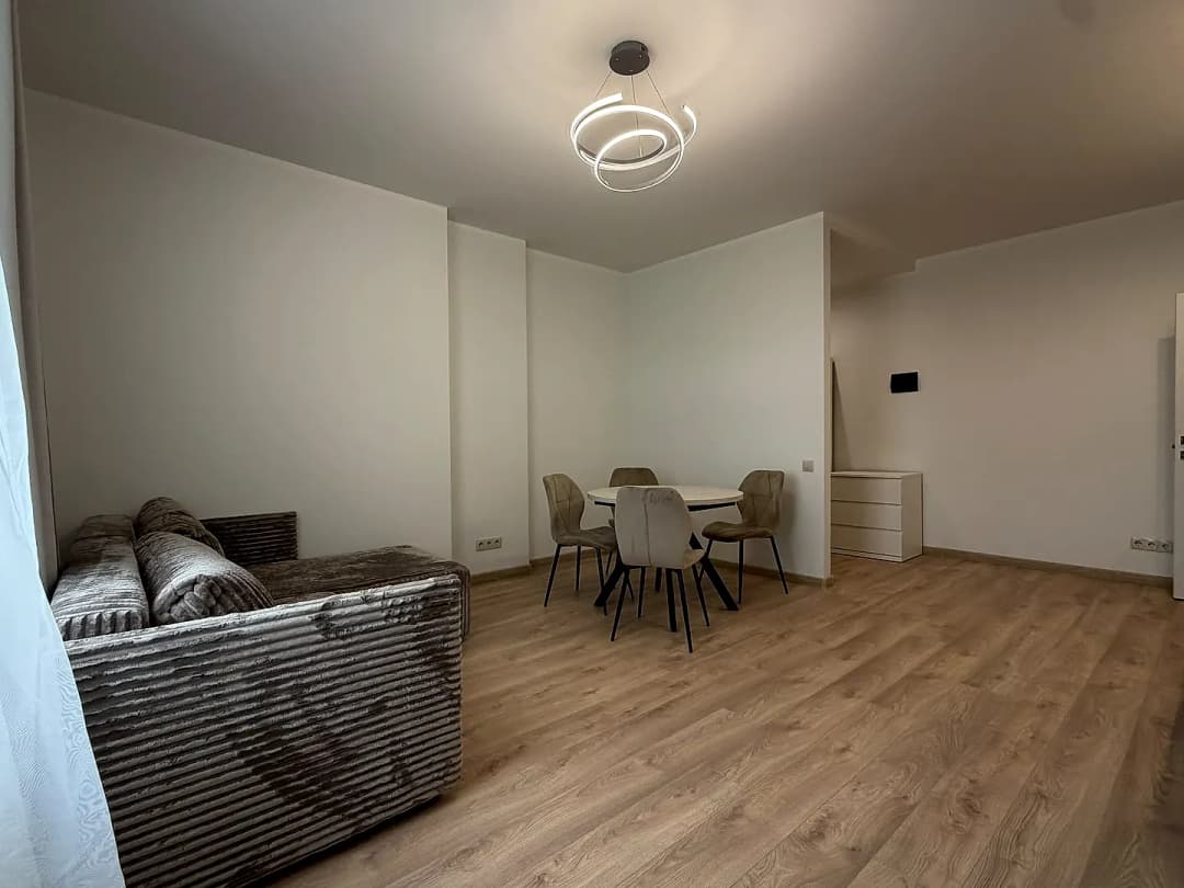 Firsa Sadovņikova 39, Centrs