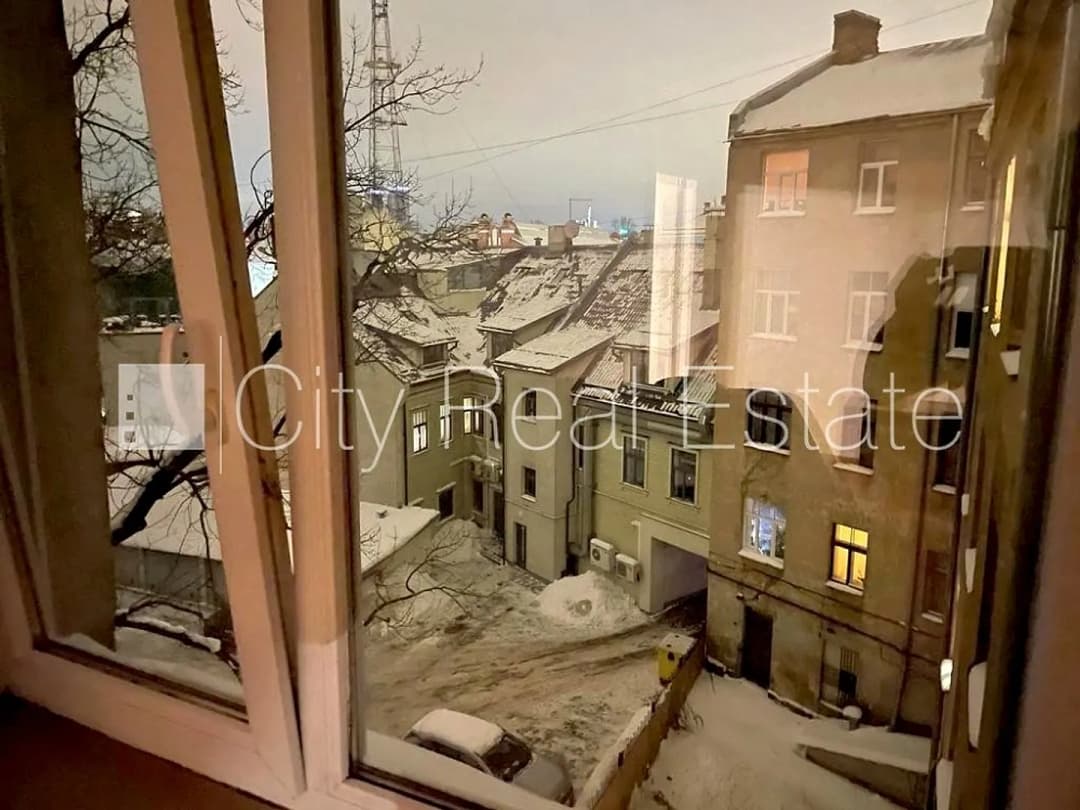 Pagalma ēka, slēgts pagalms, ieeja no ielas un pagalma, logi vērsti uz pagalma pusi, studio — bilde 3
