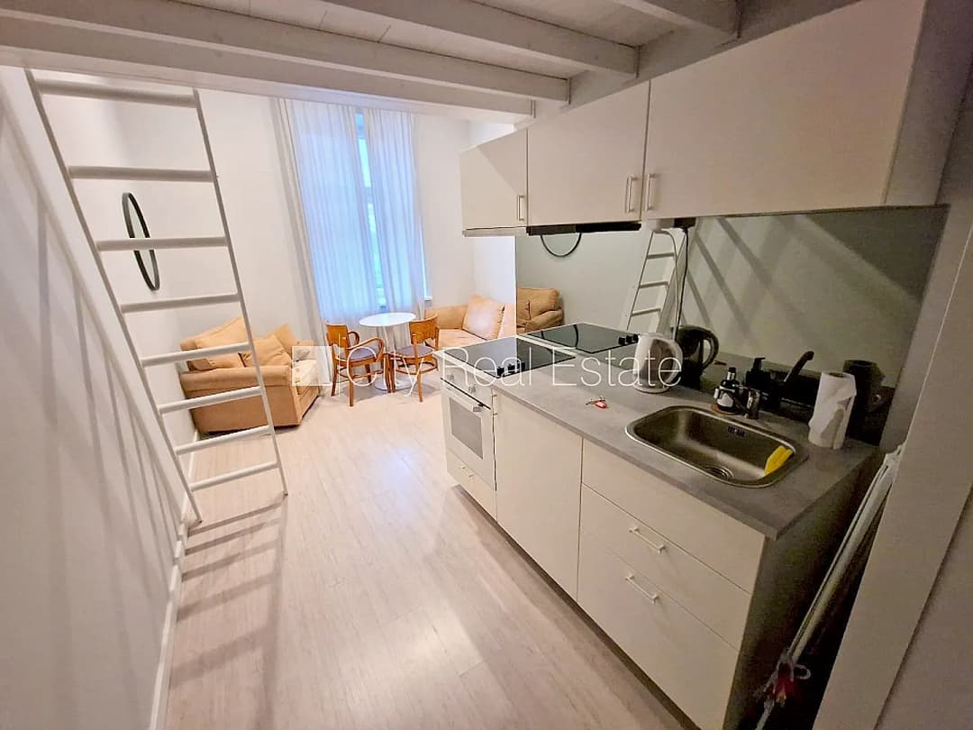 Fasādes māja, renovēta māja, slēgts pagalms, ieeja no ielas, kāpņu telpa pēc kapitālā