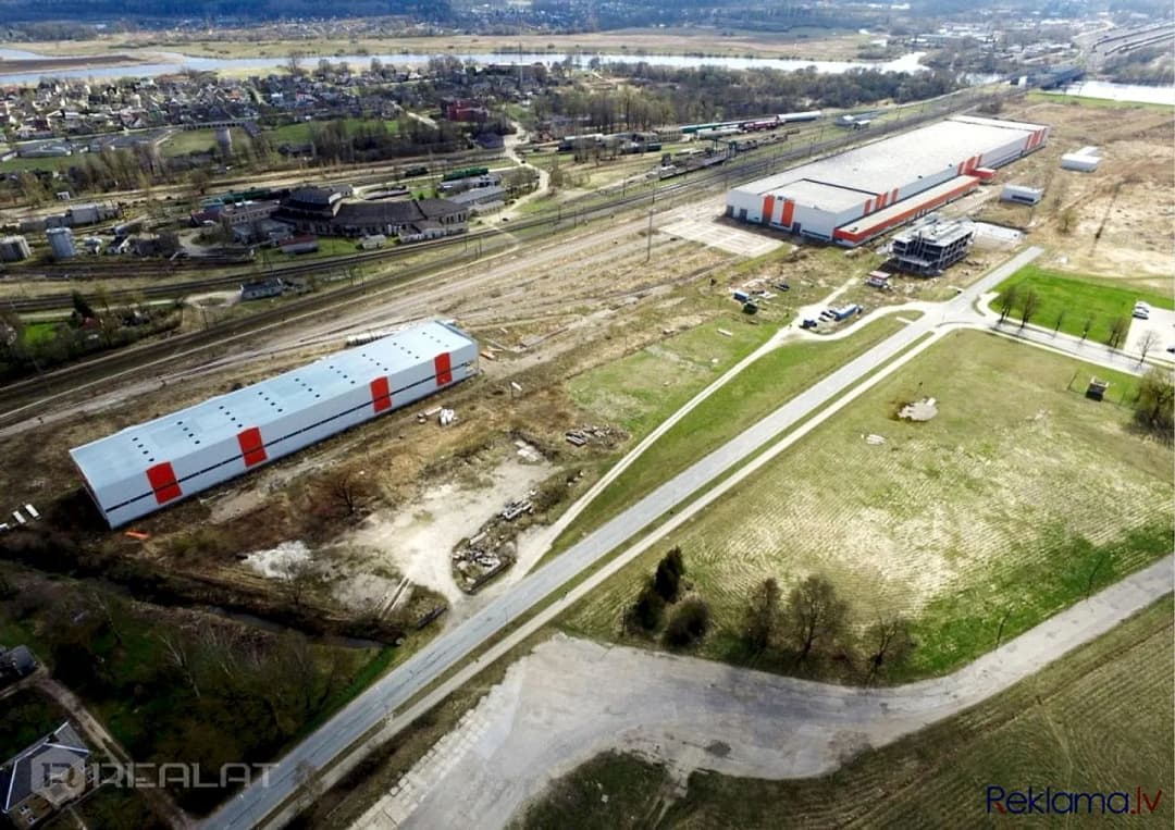Projekts HOFT atrodas pēc adreses: Strelnieku ielā 5, labiekārtotā teritorijā, kuras platība