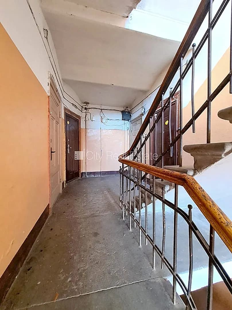 Pagalma ēka, slēgts pagalms, ieeja no ielas, logi vērsti uz pagalma pusi, viena istaba izolēta, — bilde 4