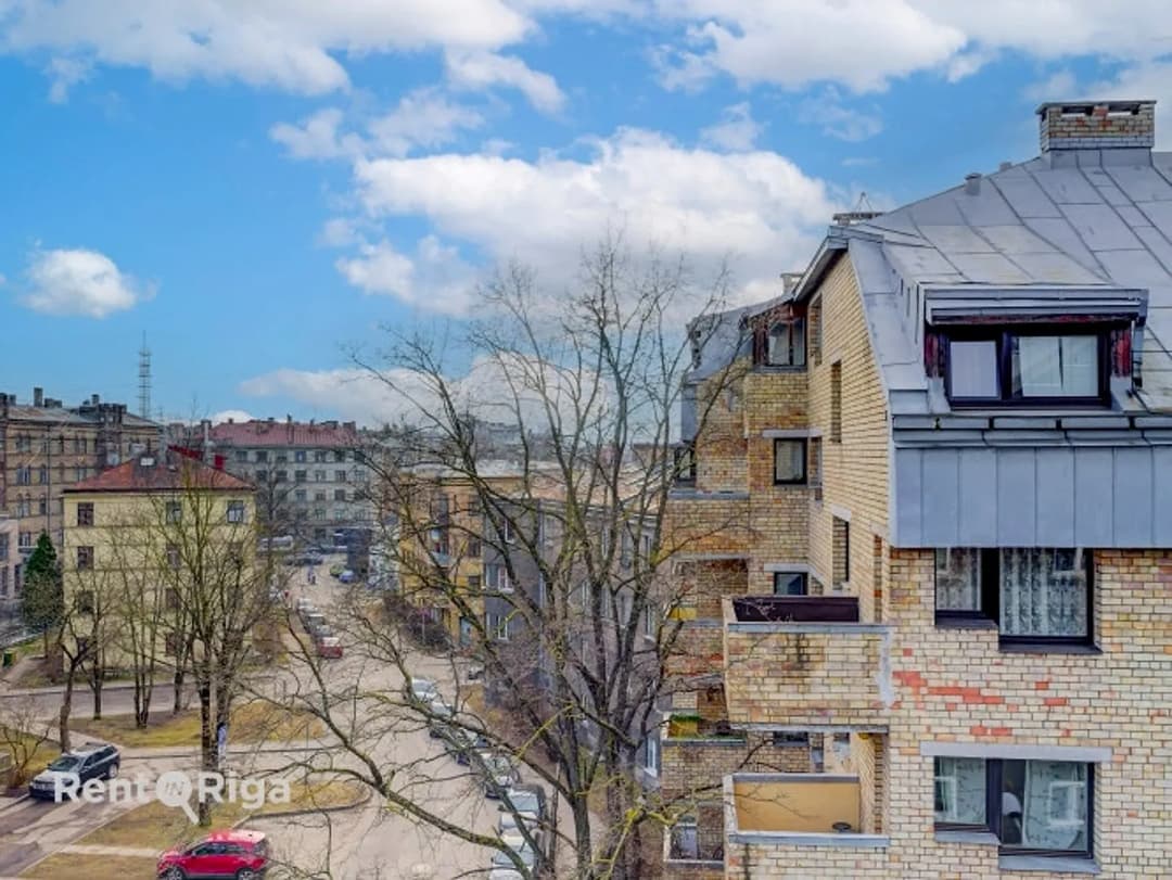 Pārdod plašu mansarda dzīvokli Rīgas centrā! Šī ir vieta ar stāstu, šarmu un unikālu — bilde 4