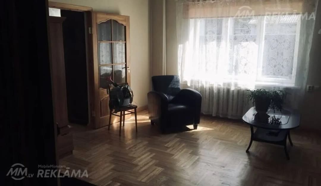 Izīrē māju Rīgā,Torņkalnā. — vēl bildes