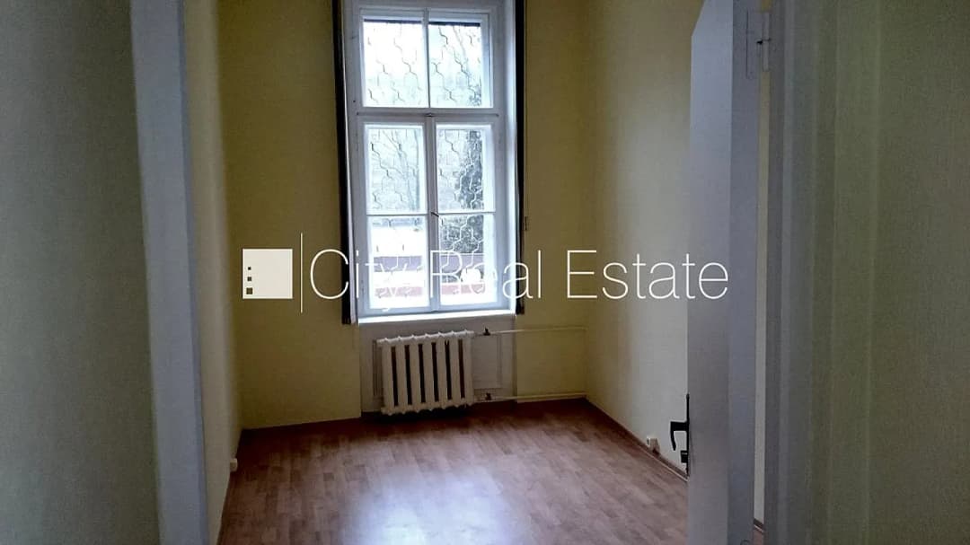 Fasādes māja, renovēta māja, ieeja no ielas, beletāža, ir lifts, kāpņu telpa pēc — bilde 3