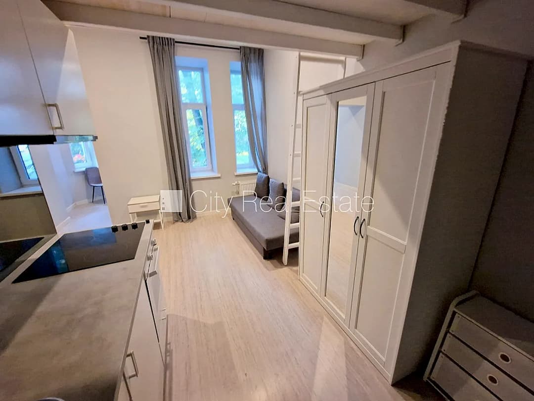 Fasādes māja, renovēta māja, slēgts pagalms, ieeja no ielas, kāpņu telpa pēc kosmētiskā — vēl bildes