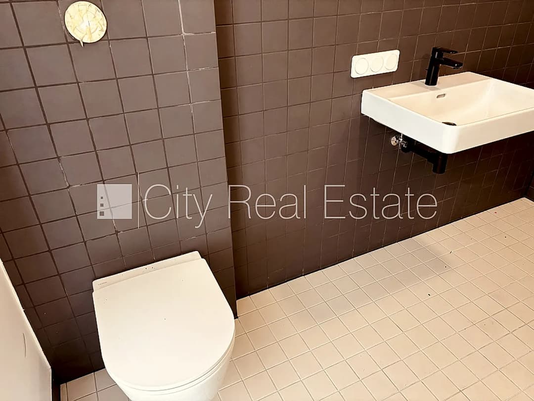 Šo dzīvokli izīrē pa diennaktīm (īstermiņa īre), īres cena sludinājumā norādīta par — vēl bildes