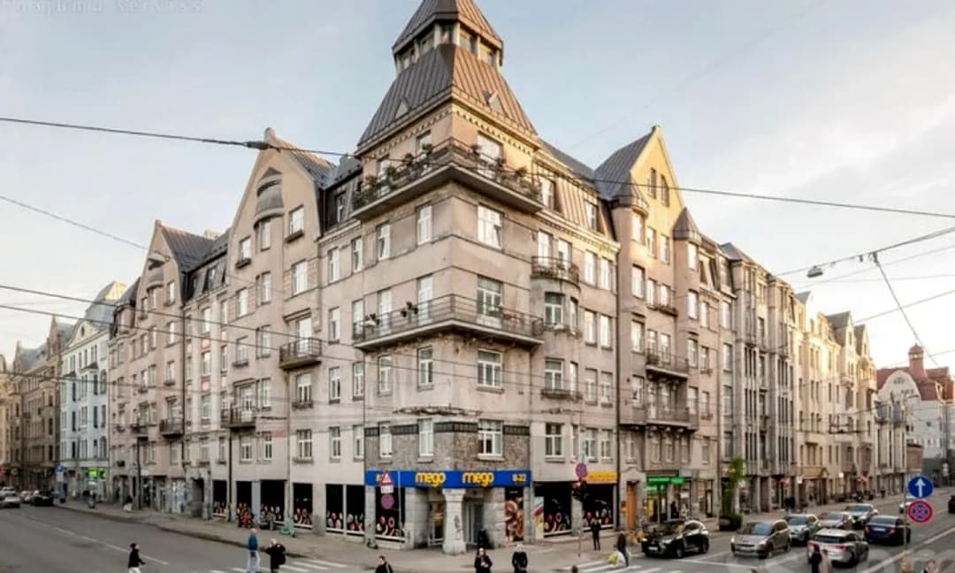Pārdod trīsistabu dzīvokli Rīgas centrā A. Čaka un Matīsa ielas krustojumā Tiek