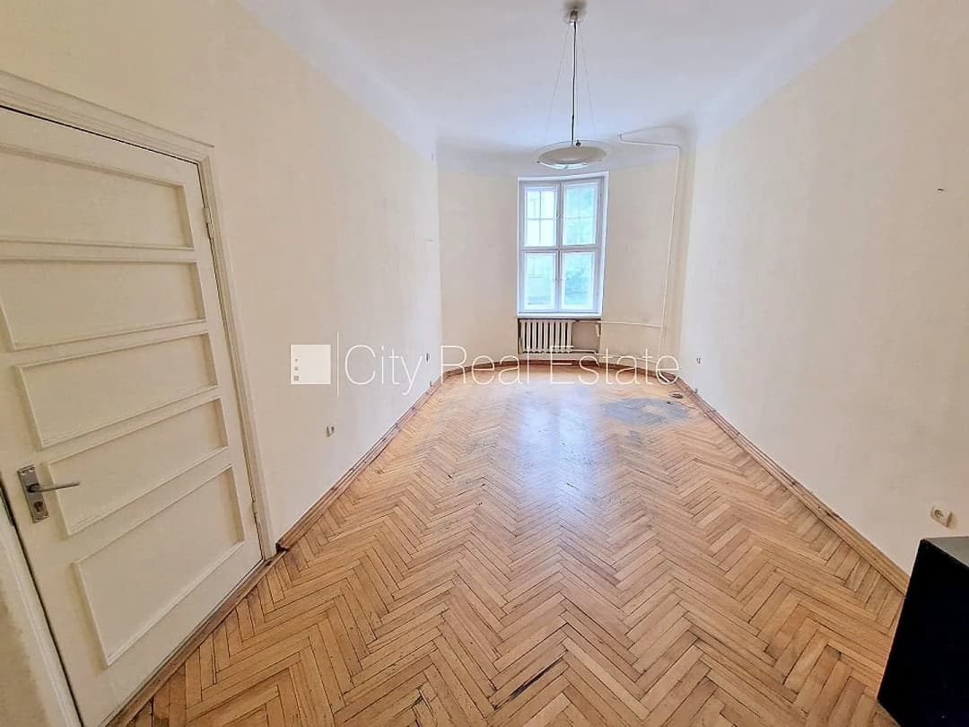 Fasādes māja, renovēta māja, ieeja no ielas, ir lifts, kāpņu telpa pēc kosmētiskā remonta,