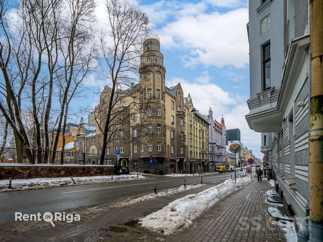 4 istabu dzīvoklis — Lāčplēša 21