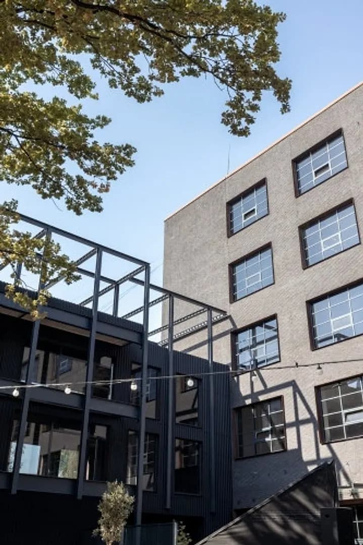 Unikāls birojs urbānajā vidē ar stiklotām sienām uz abām pusēm. Kopējā platība — vēl bildes