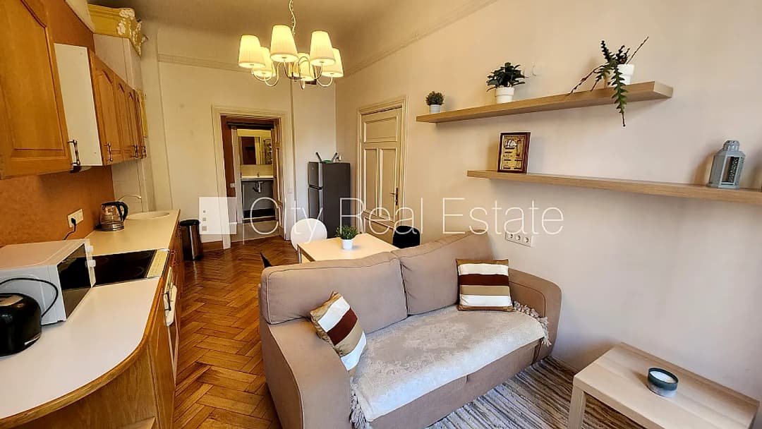 Fasādes māja, labiekārtota apzaļumota teritorija, vieta automašīnai, viena istaba izolēta,