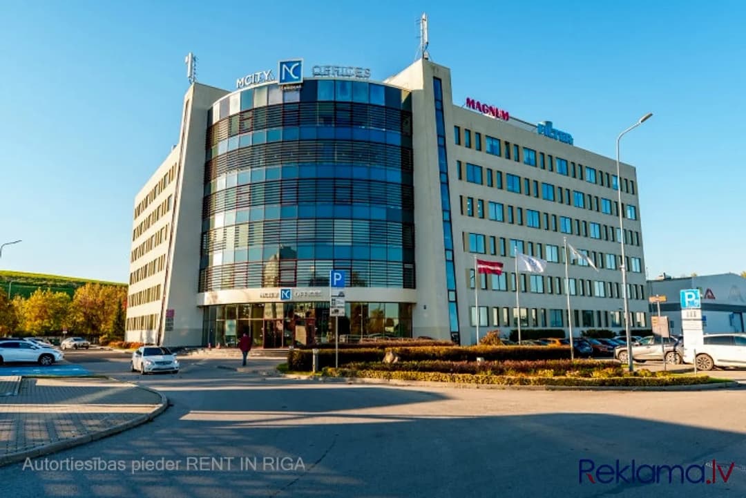 Iznomā 721 m2 plašas biroja telpas 5. stāvā mūsdienīgā B klases biroju ēkā Pļavniekos,