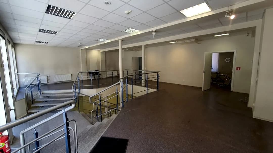 Gaišas un plašas tirdzniecības vai salona telpas Stabu ielā 42. Iepriekš telpās atradās — vēl bildes