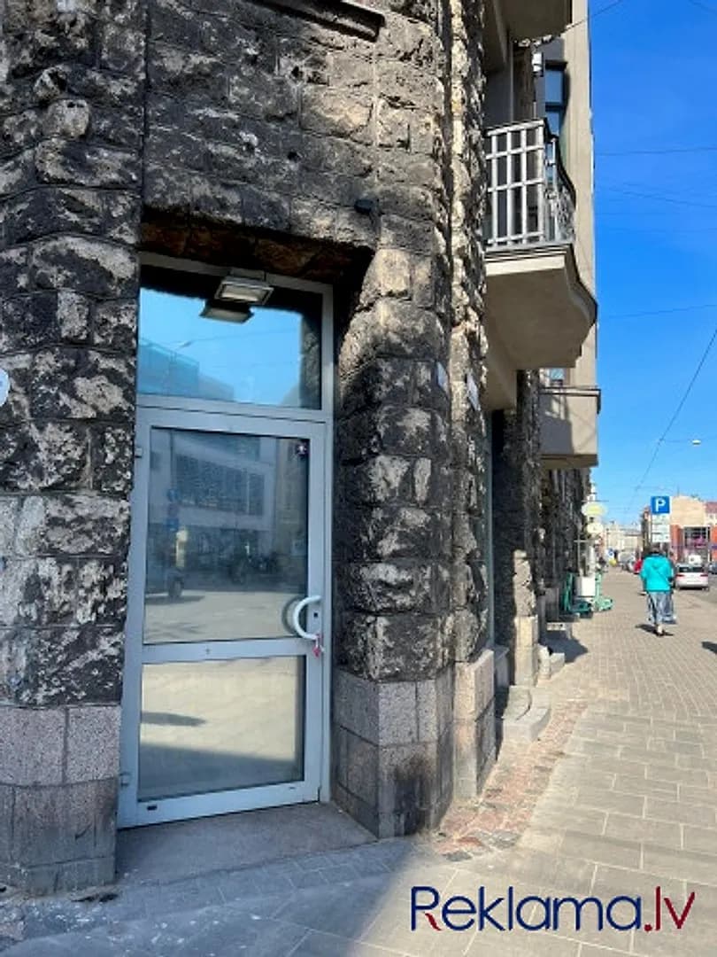 Tirdzniecības telpas uz Matīsa un Čaka stūra. Visā ēkā tikko ir pabeigta renovācija. — bilde 3