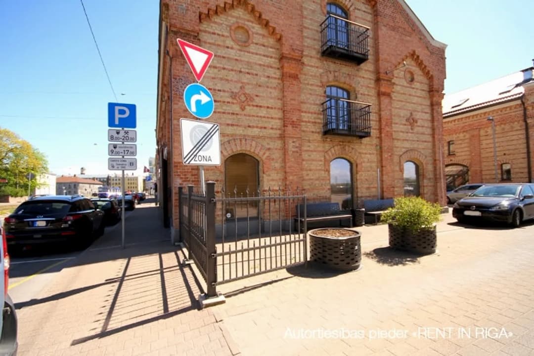 Komerctelpas — Lastādijas iela
