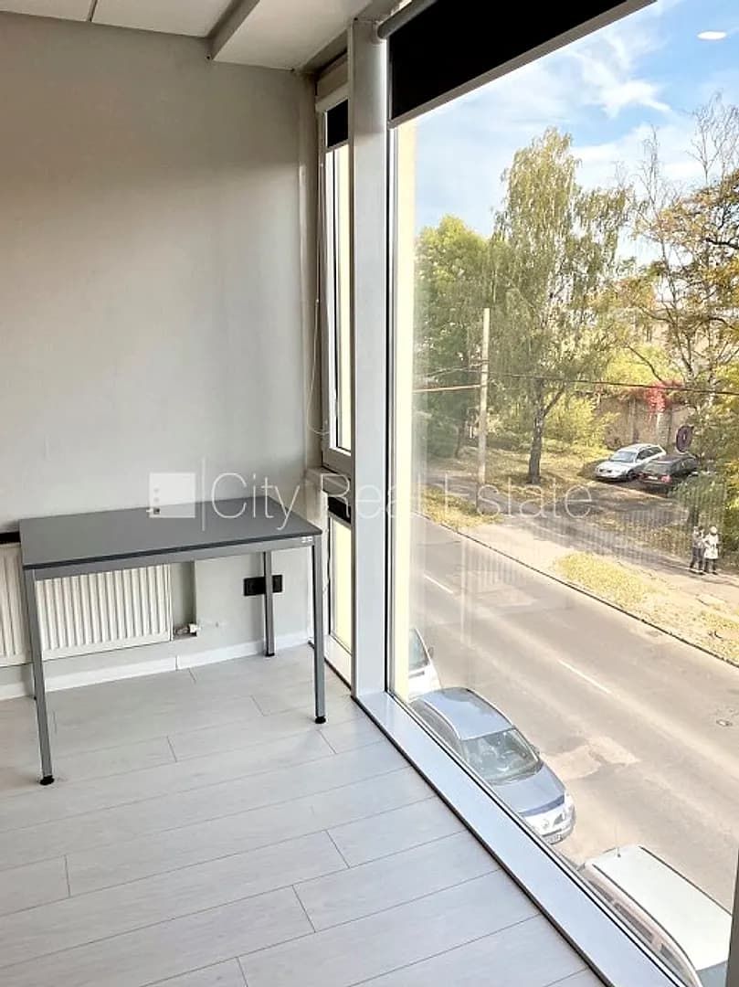 Fasādes māja, renovēta māja, slēgts pagalms, ieeja no ielas, ir lifts, kāpņu telpa pēc — vēl bildes