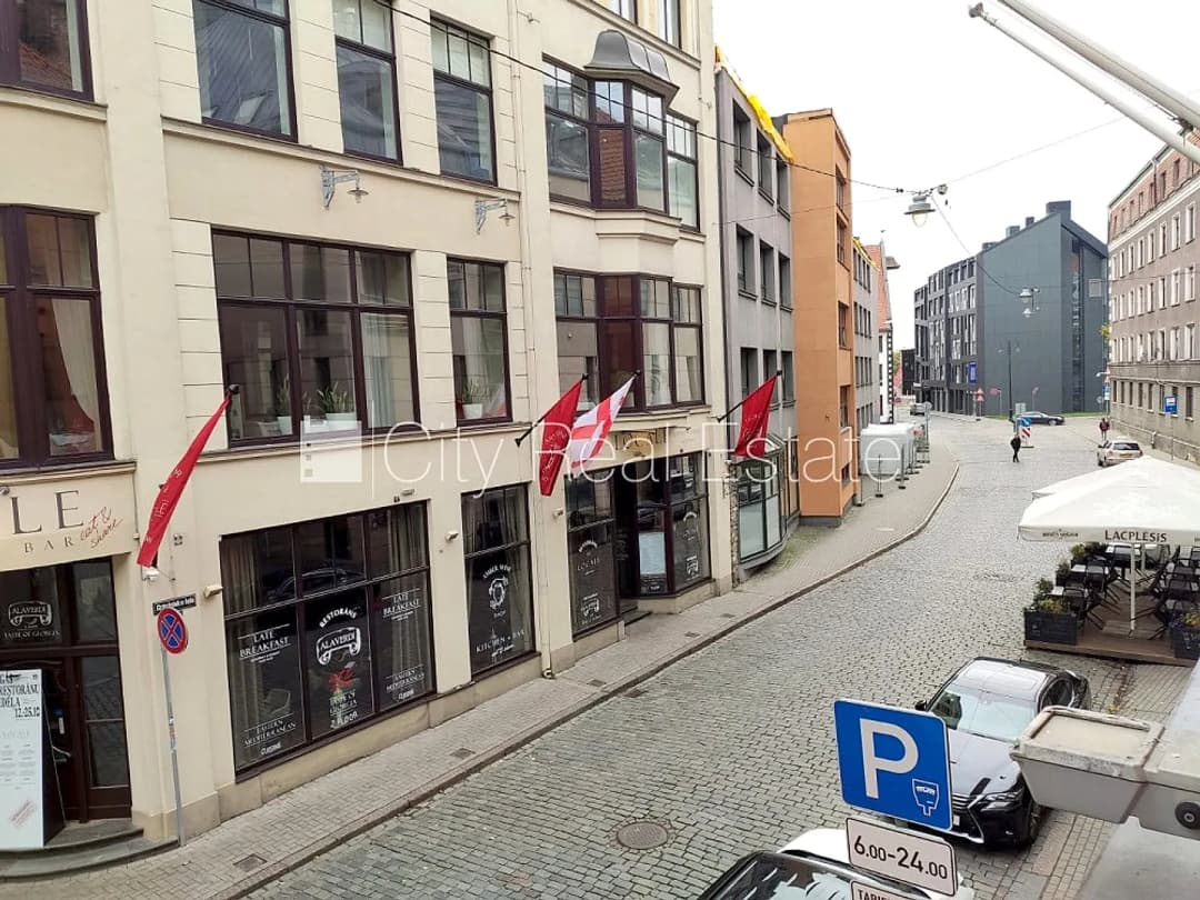 Fasādes māja, renovēta māja, slēgts pagalms, ieeja no ielas, kāpņu telpa pēc kapitālā — vēl bildes