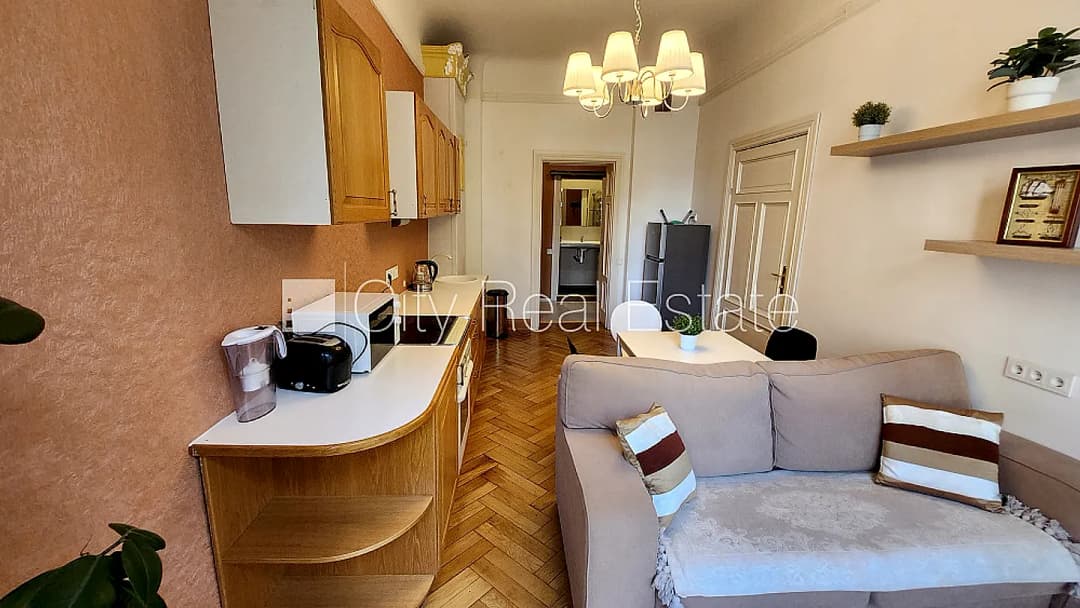 Fasādes māja, maksas stāvvieta, kāpņu telpa pēc kosmētiskā remonta, balkons, istabas — bilde 2