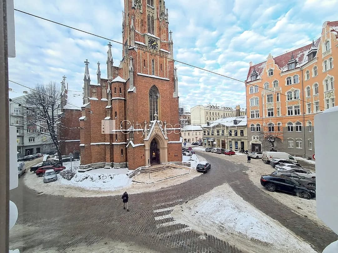 Projekts - Ģertrūdes 10, fasādes māja, renovēta māja, ieeja no ielas, ir lifts, kāpņu telpa — vēl bildes